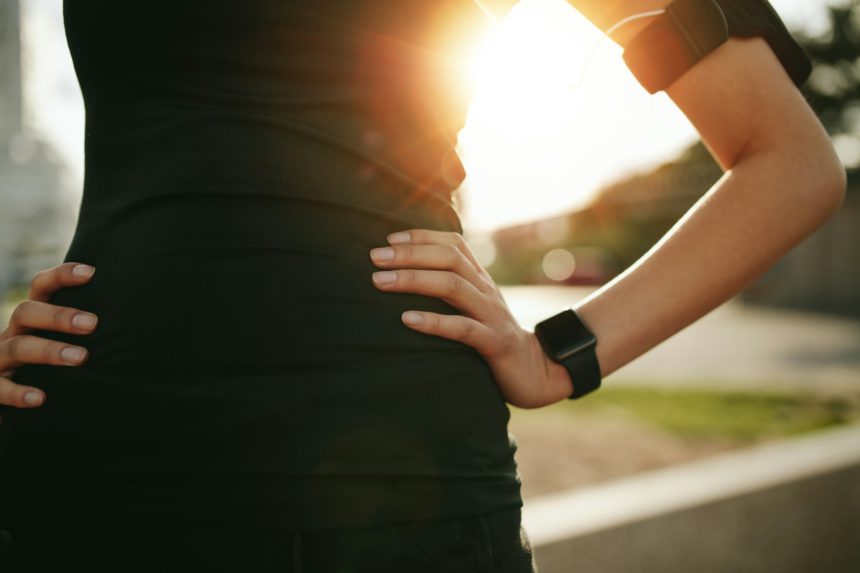 Sportswoman wearing smartwatch device